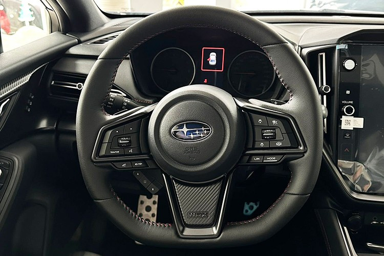 Hệ dẫn động bốn bánh toàn thời gian (AWD) là trang bị tiêu chuẩn, trong khi hệ thống treo đã được nâng cấp với giảm chấn điều khiển điện tử ECD, giúp xe ổn định hơn khi vận hành ở tốc độ cao hoặc qua các đoạn đường khó.