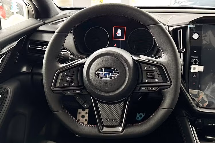 Hệ dẫn động bốn bánh toàn thời gian (AWD) là trang bị tiêu chuẩn, trong khi hệ thống treo đã được nâng cấp với giảm chấn điều khiển điện tử ECD, giúp xe ổn định hơn khi vận hành ở tốc độ cao hoặc qua các đoạn đường khó.