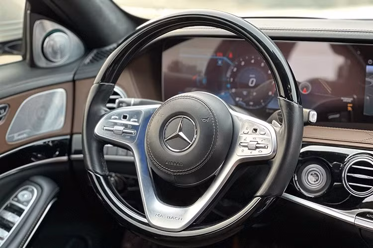 Cặp màn hình kép 12,3 inch độ phân giải Full HD không chỉ cung cấp thông tin vận hành mà còn phục vụ nhu cầu giải trí với giao diện trực quan. Đặc biệt, giao diện điều khiển bằng tiếng Việt đã được tích hợp. Ngoài ra, xe còn sở hữu hệ thống lọc không khí với chức năng ion hóa và sáu lựa chọn mùi hương.