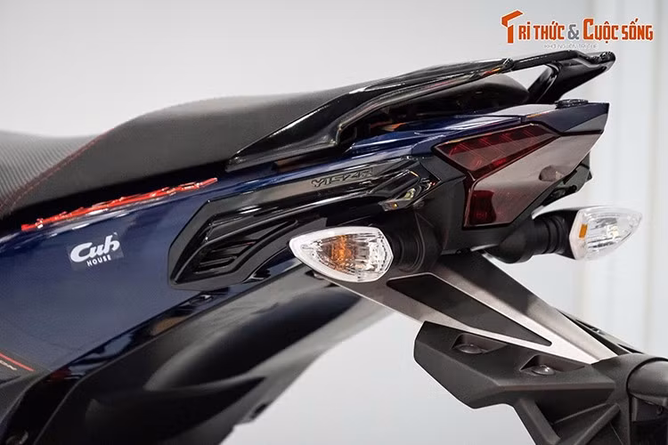 Bộ tem họa tiết sọc được thiết kế riêng cho Yamaha Y15ZR SE 2025. Cụm đèn hậu của xe dạng LED, thiết kế phù hợp với đuôi xe vuốt nhọn. Các đèn xi-nhan đặt tách rời, tích hợp vào chắn bùn sau.