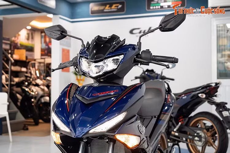 Mẫu xe máy côn tay Yamaha Y15ZR SE 2025 phiên bản đặc biệt vừa chính thức được một đại lý phân phối tư nhân ở TP.HCM nhập khẩu về và cho ra mắt tại thị trường Việt Nam. Đây là những mẫu xe Y15ZR phiên bản giới hạn, chỉ được sản xuất 2.000 chiếc tại Malaysia.