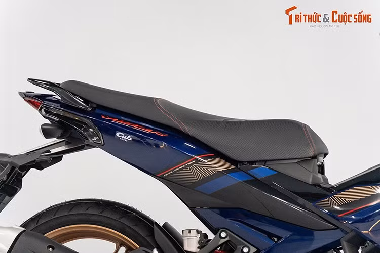 Thân xe Yamaha Y15ZR SE cũng có thêm các tấm ốp đặc biệt màu đen, vừa tạo hiệu ứng thẩm mỹ, vừa góp phần tăng tính khí động học cho phiên bản giới hạn của mẫu côn tay underbone. Chiều cao yên tại vị trí người lái đạt 780 mm.