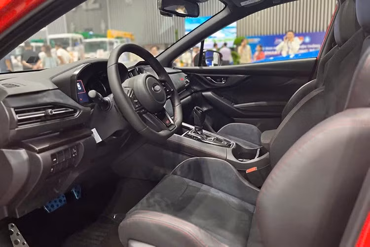 Về khả năng vận hành, Subaru WRX 2025 bản nâng cấp tiếp tục sử dụng động cơ boxer 4 xi-lanh tăng áp dung tích 2.4L, sản sinh công suất 271 mã lực và mô-men xoắn cực đại 349 Nm.