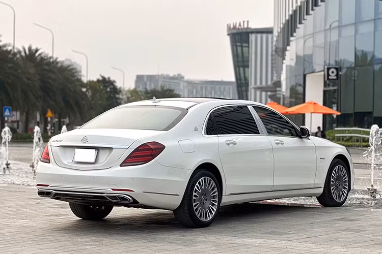 Hệ thống đèn chiếu sáng là một trong những điểm nhấn quan trọng trên mẫu xe này. Công nghệ Multi-Beam LED với 84 bóng LED trên mỗi cụm đèn cho phép chiếu sáng xa tới 650 mét. Những chi tiết đáng chú ý có bộ mâm hợp kim đa chấu, logo Maybach đặt ở cột C, ay nắm cửa đồng màu thân xe, gương chiếu hậu gập điện, chỉnh điện, tích hợp đèn báo rẽ...