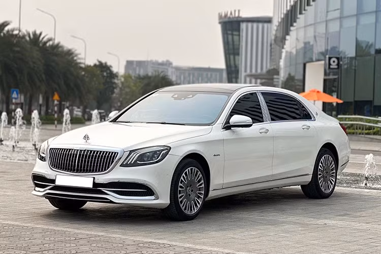 Chiếc Mercedes-Maybach S450 4Matic đời 2019 này hiện đang được rao bán tại một showroom xe đã qua sử dụng với mức giá vào khoảng 3,xxx tỷ đồng. Xe sở hữu ngoại hình với màu trắng nổi bật, khoang nội thất được bọc da cao cấp với tông màu nâu hạt dẻ. Theo thông tin từ người bán, xe đã lăn bánh khoảng hơn 35.000 km.
