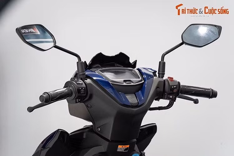 Cụm đèn chiếu sáng chính dạng LED. Đầu xe có thêm mào chắn gió khí động học, đây là trang bị chỉ có ở phiên bản giới hạn SE. Phần đầu xe có thiết kế gọn gàng, cụm đồng hồ dạng LCD cho khả năng hiển thị tương đối tốt.