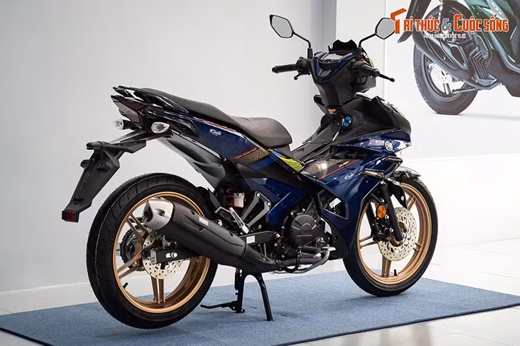 Y15ZR thực chất cũng như Yamaha Exciter tại Việt Nam, xe sở hữu kích thước dài x rộng x cao của mẫu xe côn tay underbone này lần lượt 1.960 x 670 x 1.080 mm, khoảng cách giữa 2 bánh xe 1.290 mm còn khối lượng khô ở mức 115 kg.