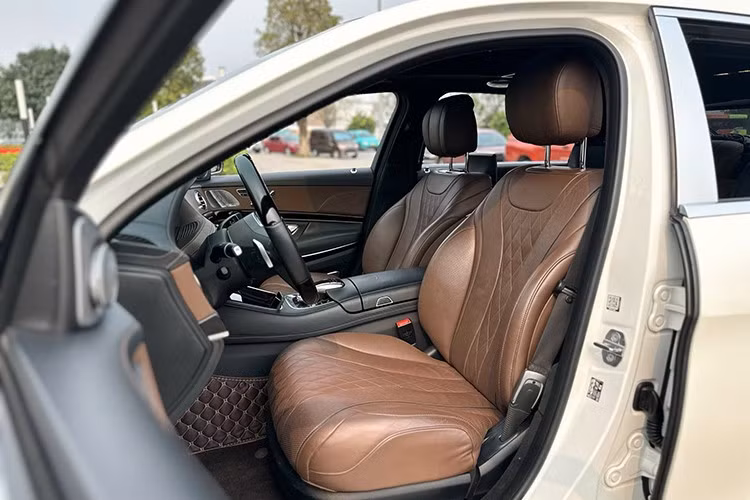 Chất liệu nội thất của Mercedes-Maybach S450 4Matic 2019 được lựa chọn kỹ lưỡng, bao gồm da thượng hạng, kim loại không gỉ và gỗ bóng Designo Piano Lacquer cao cấp. Hệ thống đèn viền nội thất có khả năng thay đổi 64 màu và 10 kiểu phối khác nhau...