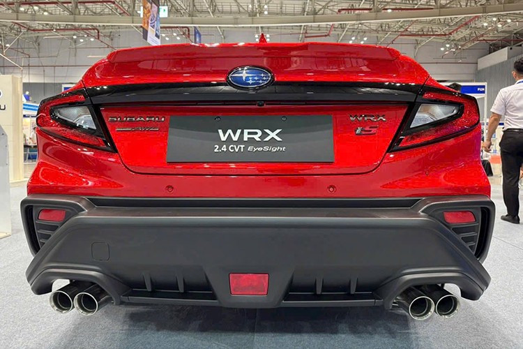 Mức giá xe Subaru WRX 2025 bán lẻ đề xuất lần lượt là 1,699 tỷ đồng cho bản MT và 1,799 tỷ đồng cho bản CVT. Mức giá này thấp hơn đáng kể so với giá bán trên 2 tỷ đồng khi mẫu xe từng được giới thiệu trước đây, tạo điều kiện thuận lợi hơn cho những ai yêu thích mẫu sedan thể thao này.