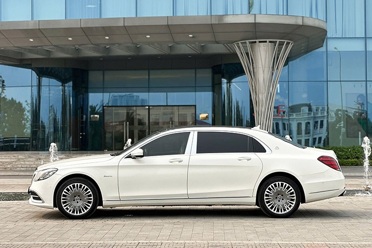 về ngoại hình, phần đầu xe Mercedes-Maybach S450 4Matic 2019 nổi bật với cụm lưới tản nhiệt mạ crôm, bên trong có các thanh nan dọc. Cản trước được thiết kế liền khối, kết hợp cùng khung crôm bao quanh hai hốc gió tạo nên tổng thể hài hòa nhưng không kém phần mạnh mẽ. 