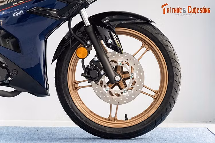 Toàn bộ 2 mâm xe Yamaha Y15ZR SE sơn màu vàng, kích thước 17 inch. Bánh trước trang bị phanh đĩa thủy lực đường kính 245 mm. Lốp sau to bản với thông số 120/70-17. Bánh sau cũng trang bị phanh đĩa thủy lực, đường kính 203 mm. Treo sau dạng phuộc đơn monoshock.