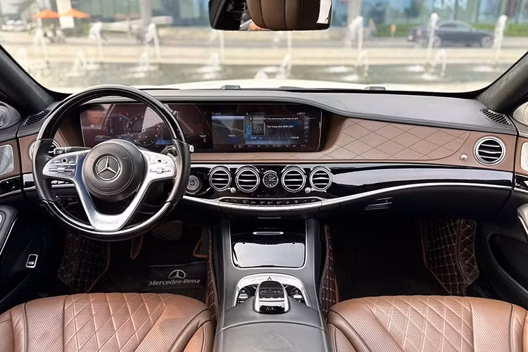Bước vào khoang cabin, người lái và hành khách lập tức được đắm chìm trong một không gian sang trọng. Vô lăng ba chấu bọc da, ốp gỗ cao cấp và đính logo Maybach ở vị trí trung tâm thể hiện sự chỉn chu trong từng đường nét. Hệ thống điều khiển cảm ứng thay thế hoàn toàn nút bấm vật lý truyền thống.