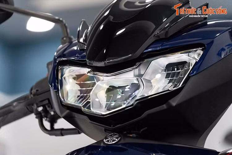 Thiết kế thể thao nhiều góc cạnh của Yamaha Y15ZR hay Exciter 150 luôn là chi tiết giúp mẫu xe này được lòng nhiều khách hàng trẻ. Cụm đèn định vị ban ngày và đèn xi-nhan đặt tách rời trên yếm xe, sở hữu thiết kế sắc nét.