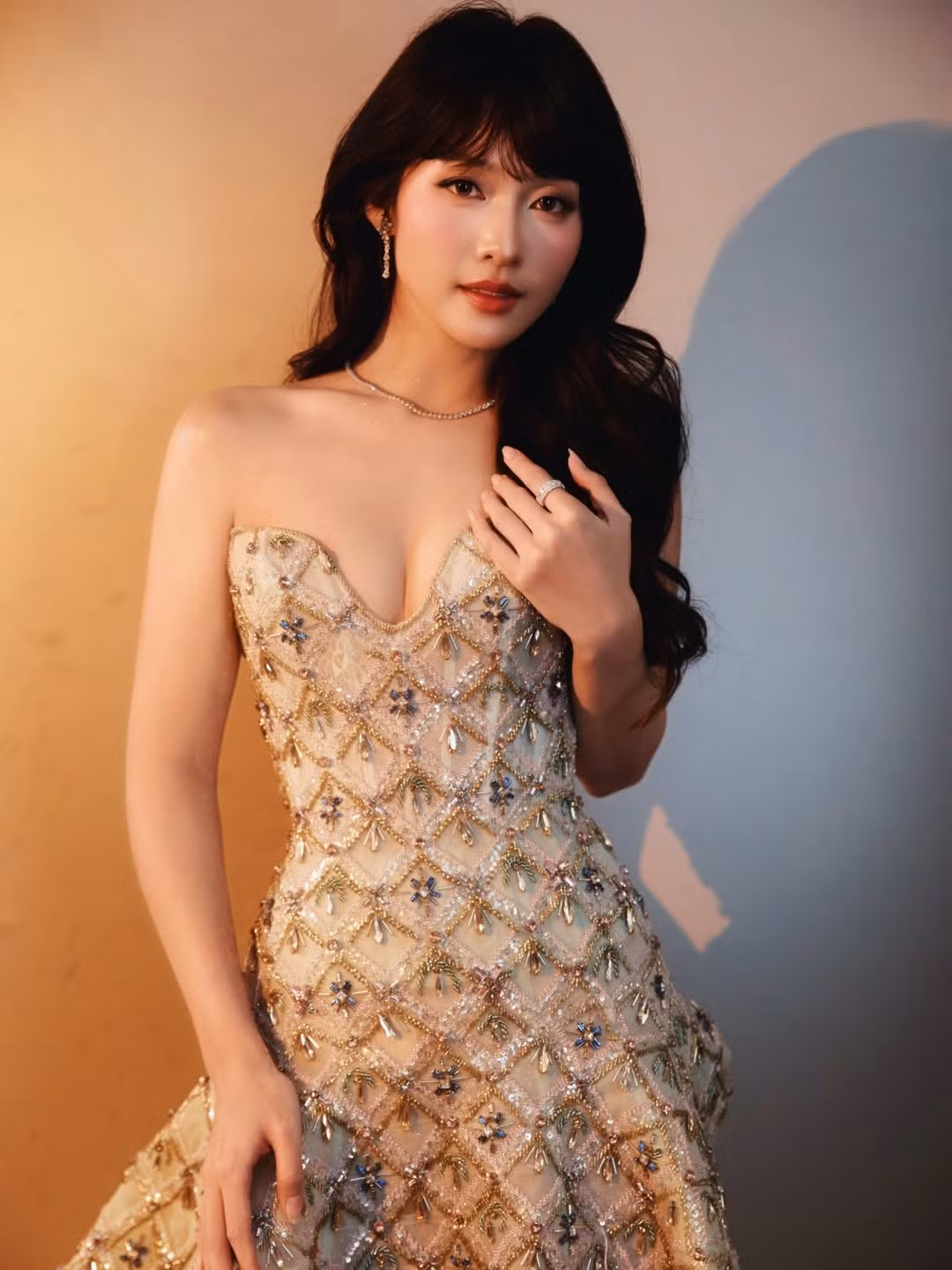 Dấu mốc quan trọng trong sự nghiệp của Khả Ngân đến từ các dự án phim truyền hình được khán giả yêu thích như Hậu duệ mặt trời (bản Việt), 11 tháng 5 ngày và Gia đình mình vui bất thình lình. Đặc biệt, vai Tuệ Nhi trong 11 tháng 5 ngày đã giúp cô giành giải Nữ diễn viên chính xuất sắc tại Cánh Diều Vàng, đánh dấu bước chuyển mình rõ rệt từ hình tượng trẻ trung sang những vai diễn có chiều sâu tâm lý.