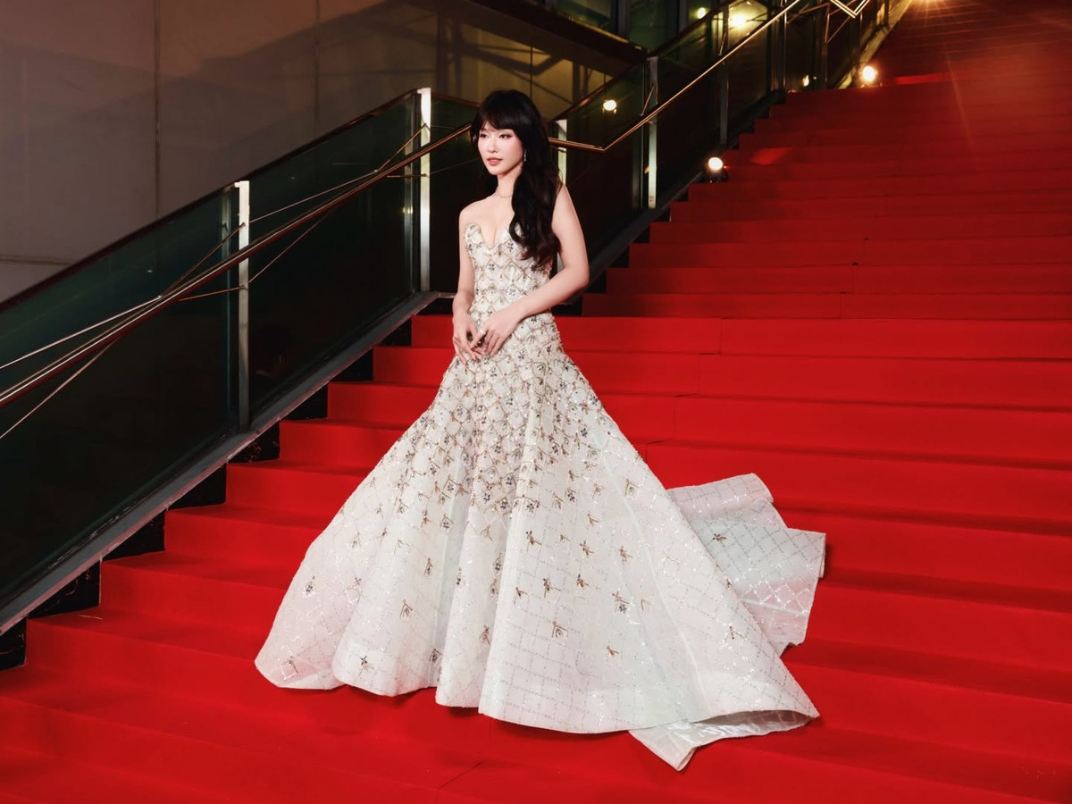 Khả Ngân, tên đầy đủ là Trần Thị Kim Ngân (sinh năm 1997), được biết đến từ năm 2012 với biệt danh “boxing girl” nhờ loạt hình ảnh khỏe khoắn nhưng vẫn giữ được nét nữ tính. Tuy nhiên, thay vì dừng lại ở danh xưng hot girl, cô chọn con đường học hỏi nghiêm túc để theo đuổi diễn xuất chuyên nghiệp.