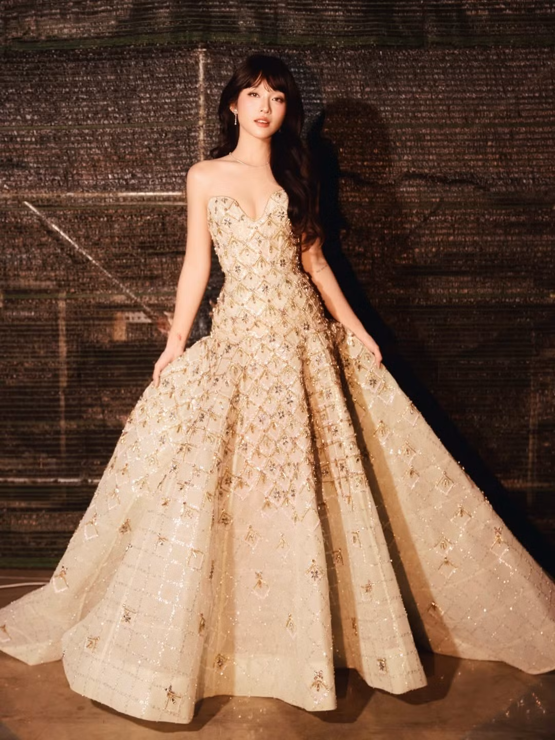 Bên cạnh hoạt động nghệ thuật, Khả Ngân cũng thường xuyên góp mặt tại các sự kiện giải trí lớn. Tại WeChoice Awards 2025 diễn ra đầu năm 2026, cô từng gây sốt với hình ảnh sang trọng và phong thái tự tin trên thảm đỏ.