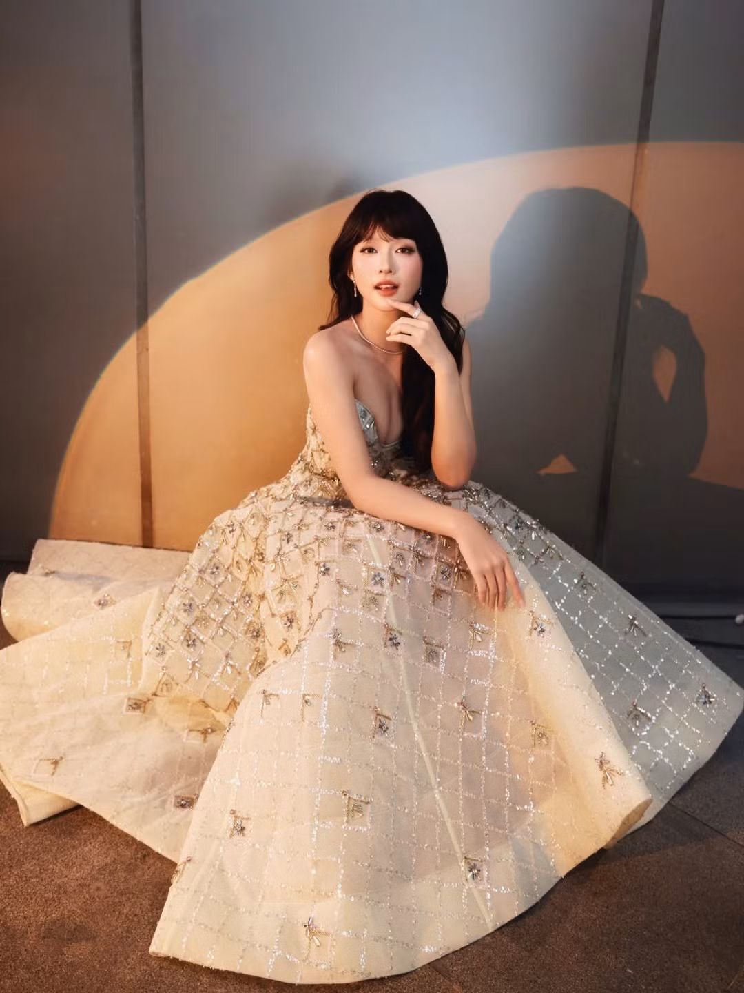 Giai đoạn 2025–2026 chứng kiến sự bứt phá mạnh mẽ của Khả Ngân khi cô tham gia dự án phim hợp tác quốc tế Vạn Dặm Yêu Em, đóng cặp cùng nam diễn viên Ấn Độ Shantanu Maheshwari. Dự án xuyên biên giới này không chỉ mở rộng tầm ảnh hưởng của cô ra thị trường quốc tế mà còn cho thấy nỗ lực làm mới hình ảnh không ngừng của nữ diễn viên.