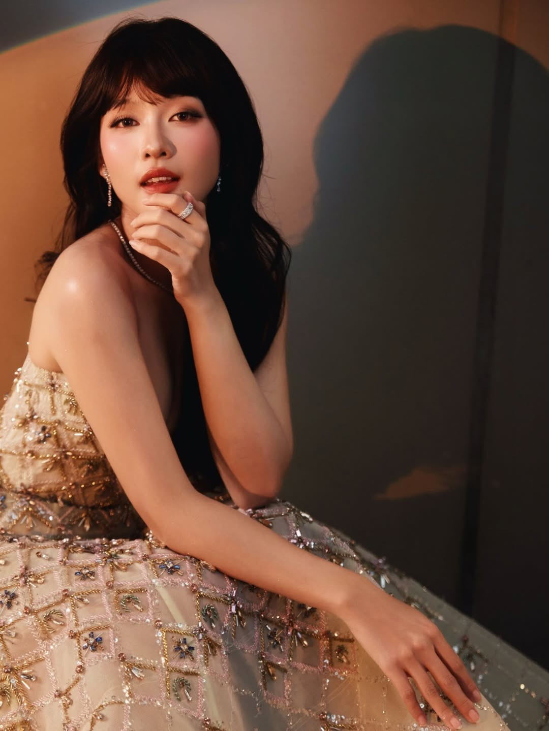 Gần đây, Khả Ngân còn được một chuyên trang giải trí bình chọn vào top 5 mỹ nhân Gen Z đẹp nhất Việt Nam, cho thấy sức hút ngày càng lớn trong lòng công chúng trẻ.