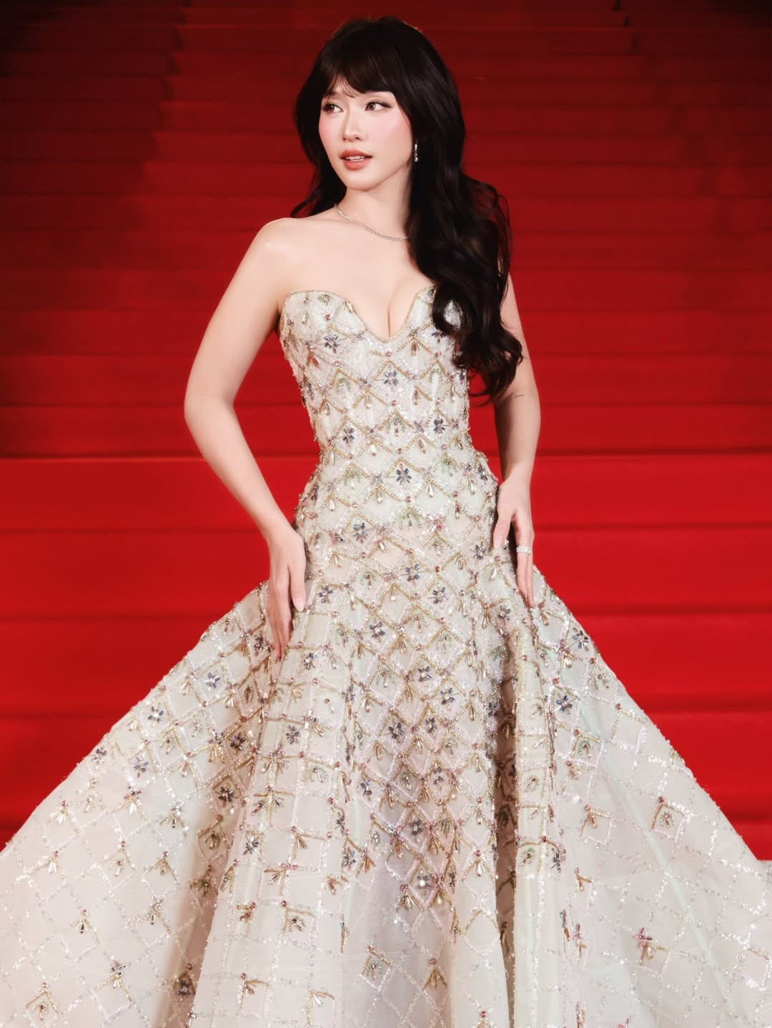 Kết hợp cùng kiểu tóc dài uốn nhẹ và lối trang điểm trong trẻo, Khả Ngân mang đến hình ảnh vừa quyến rũ vừa thanh lịch – đúng tinh thần một ngôi sao điện ảnh đang ở độ chín của sự nghiệp.