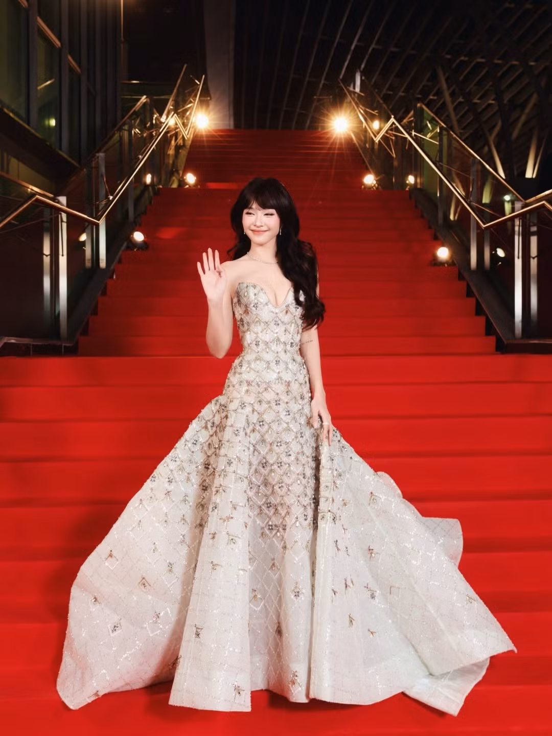 Không cần tạo dáng cầu kỳ, chỉ với nụ cười rạng rỡ và thần thái tự tin, nữ diễn viên sinh năm 1997 đã khiến ống kính phóng viên liên tục hướng về phía mình.