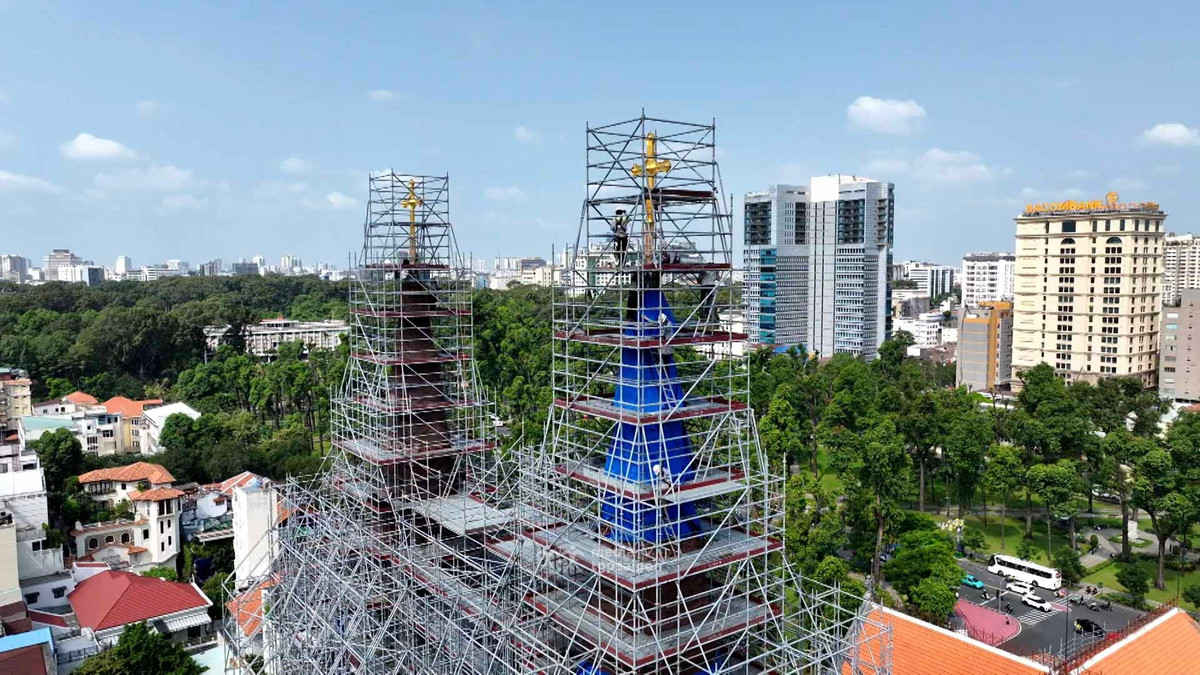 Hình ảnh hoàn thiện lắp đặt của 2 cây Thánh giá trên nóc Nhà thờ Đức Bà Sài Gòn.