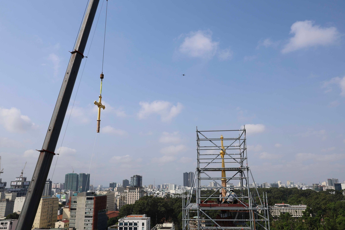 Ông Robin Deketelaere, chuyên gia nước ngoài tại dự án, cho biết, thông thường các Thánh giá ở Châu Âu sẽ có tuổi thọ 50 năm. Tuy nhiên, cặp Thánh giá được chế tác cho Nhà thờ Đức Bà Sài Gòn có thể đạt tuổi thọ tối thiểu 100 năm.