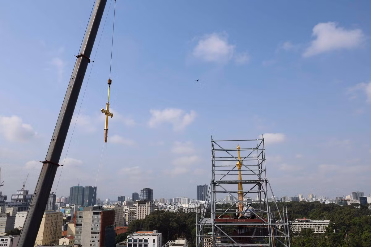 Ông Robin Deketelaere, chuyên gia nước ngoài tại dự án, cho biết, thông thường các Thánh giá ở Châu Âu sẽ có tuổi thọ 50 năm. Tuy nhiên, cặp Thánh giá được chế tác cho Nhà thờ Đức Bà Sài Gòn có thể đạt tuổi thọ tối thiểu 100 năm.