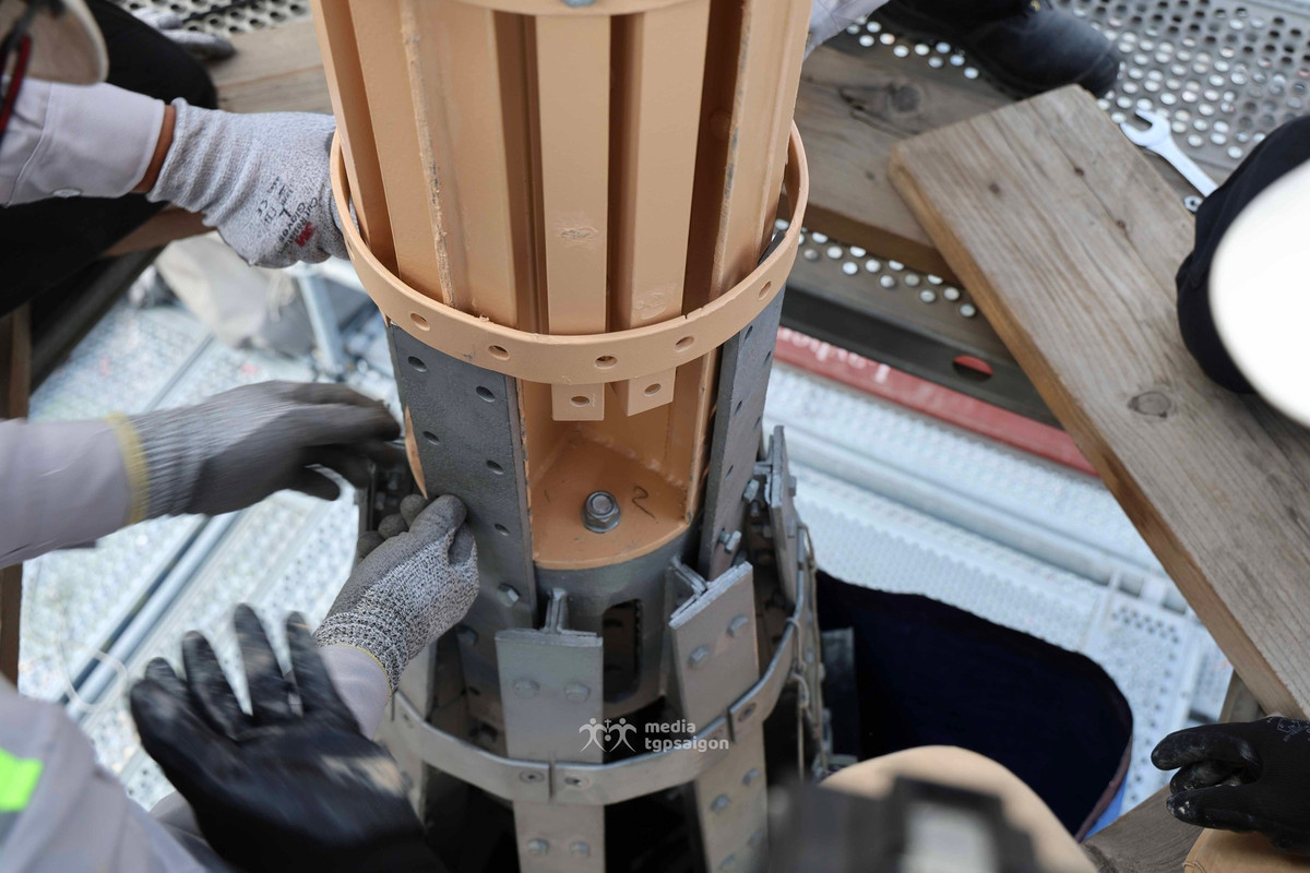 Từng cấu kiện để lắp đặt cặp Thánh giá tại Nhà thờ Đức Bà Sài Gòn được kiểm tra kĩ lưỡng.