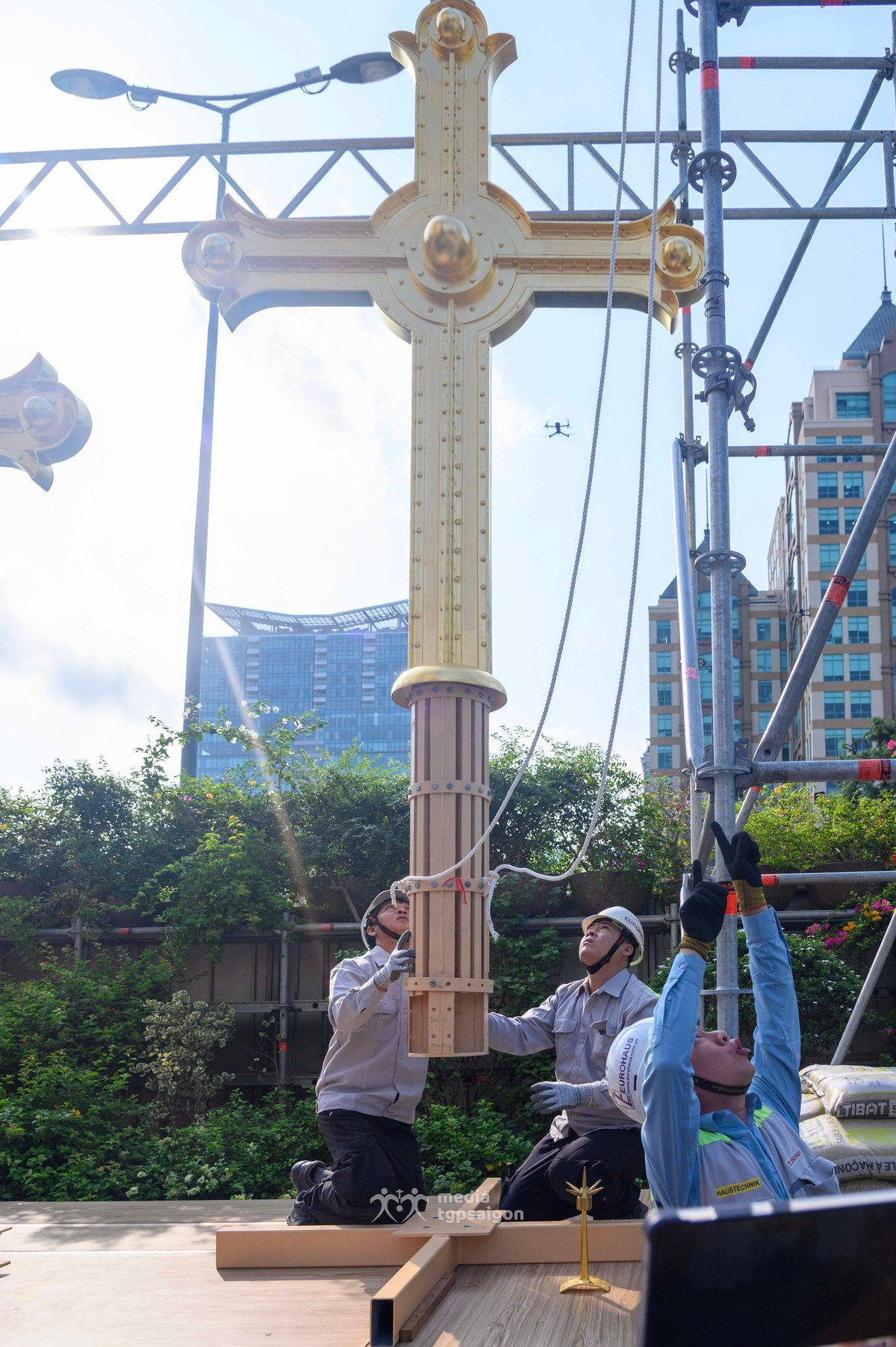 Bề mặt cặp Thánh giá được mạ vàng mỏng nhằm tăng khả năng chống ăn mòn, đồng thời giữ vẻ trang nghiêm cho kiến trúc. Phần chân đế hình hoa bách hợp dạng trụ, cao hơn 50 cm, làm bằng kẽm mạ vàng với các cánh hoa uốn cong tinh xảo.