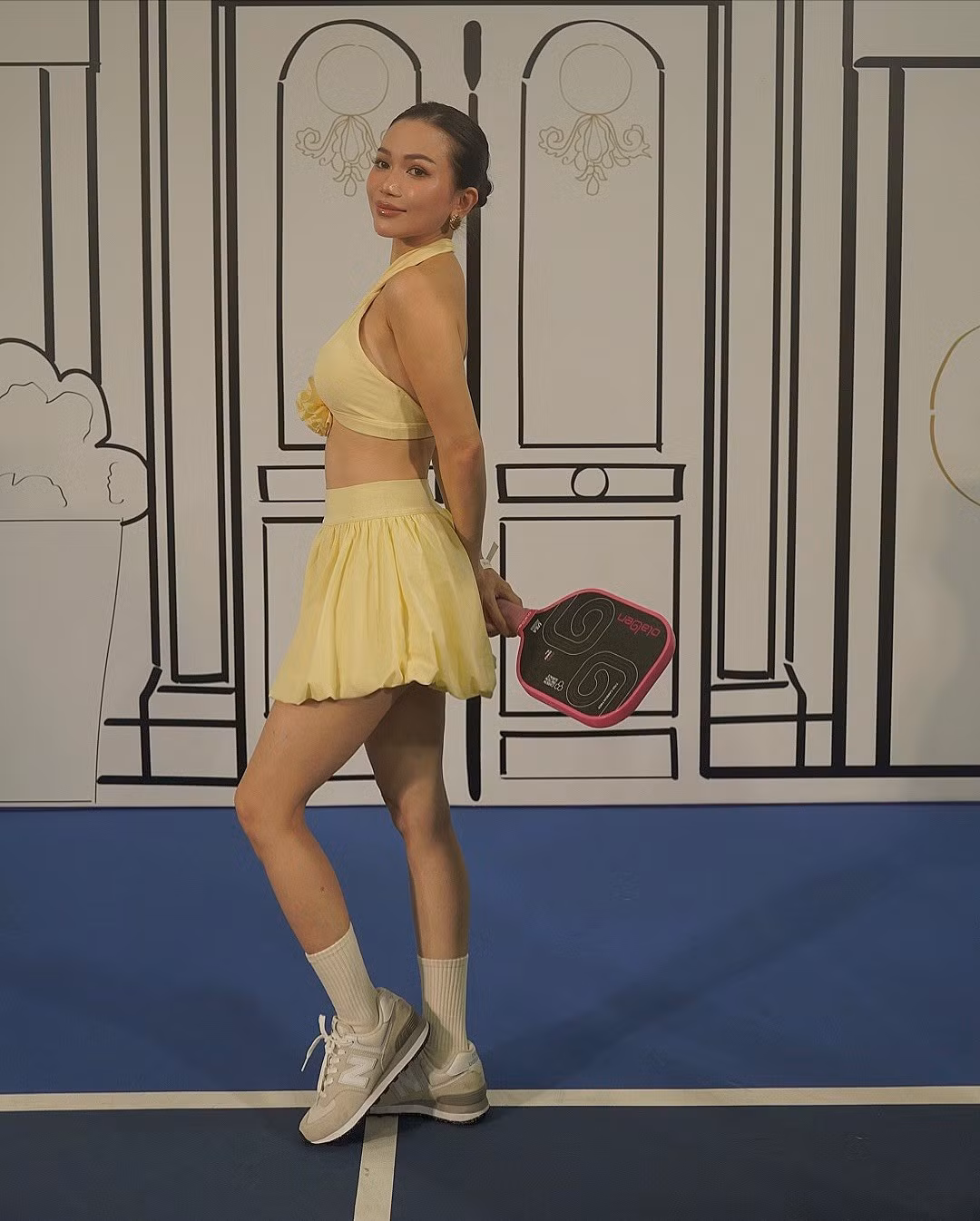 Sĩ Thanh sinh năm 1986 tại TP.HCM, cô từng là phát thanh viên trước khi rẽ hướng sang con đường nghệ thuật.