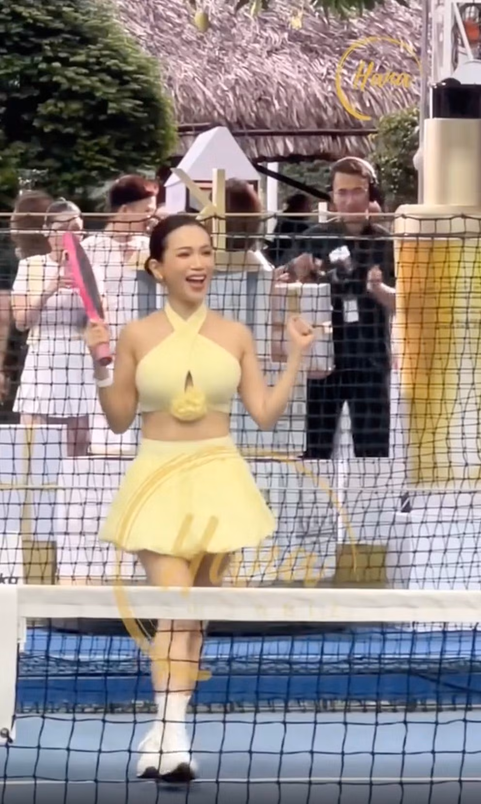 Theo đó, Sĩ Thanh diện bộ outfit màu vàng nổi bật với phần áo croptop cổ chéo, khoét ngực và chân váy xòe ngắn. Kiểu tóc búi cao cùng lối trang điểm sắc sảo giúp nữ diễn viên trông vừa năng động vừa gợi cảm.