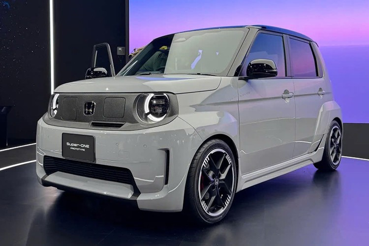 Honda vừa thực hiện một bước đi chiến lược khi công bố kế hoạch ra mắt phiên bản thuần điện của N-Box mẫu xe bán chạy nhất tại thị trường Nhật Bản. Dự kiến trình làng vào khoảng năm tài chính 2027, N-Box EV không chỉ là lời giải cho bài toán xanh hóa của Honda mà còn là "lá chắn" bảo vệ thị phần trước làn sóng xâm nhập mạnh mẽ từ các hãng xe điện Trung Quốc, tiêu biểu là BYD.
