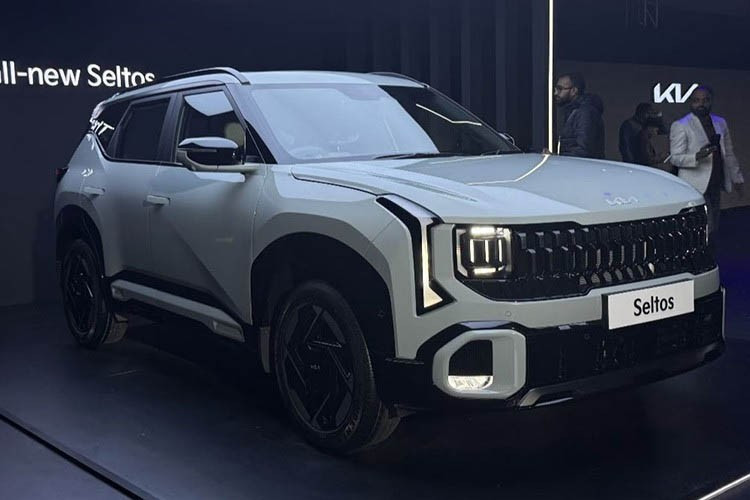 Điểm nhấn nổi bật gồm mặt trước Digital Tiger Face, cụm đèn pha LED Projector Ice Cube tích hợp hiệu ứng chào mừng động, tay nắm cửa ẩn tự động, mâm hợp kim cắt kim cương thể thao cùng cùm phanh sơn màu neon, tạo nên tổng thể mạnh mẽ và đậm chất công nghệ.