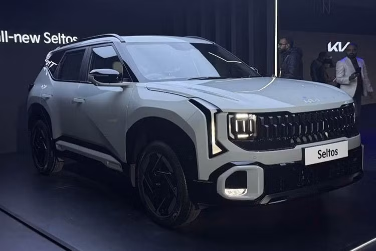 Điểm nhấn nổi bật gồm mặt trước Digital Tiger Face, cụm đèn pha LED Projector Ice Cube tích hợp hiệu ứng chào mừng động, tay nắm cửa ẩn tự động, mâm hợp kim cắt kim cương thể thao cùng cùm phanh sơn màu neon, tạo nên tổng thể mạnh mẽ và đậm chất công nghệ.