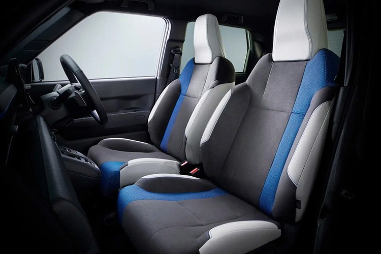 Dù dồn lực cho phiên bản điện, Honda vẫn khẳng định sẽ tiếp tục duy trì sản xuất phiên bản N-Box chạy xăng trong tương lai gần. Điều này giúp hãng giữ chân tệp khách hàng truyền thống chưa sẵn sàng chuyển đổi, đồng thời tạo bước đệm vững chắc để N-Box EV dần chiếm lĩnh thị trường.