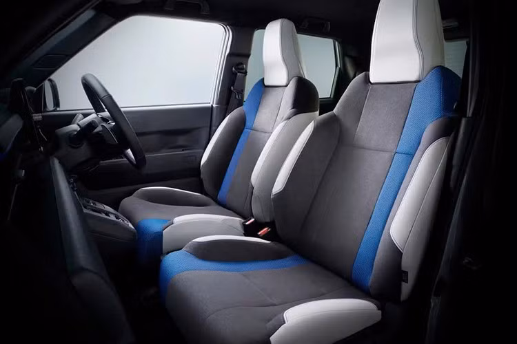 Dù dồn lực cho phiên bản điện, Honda vẫn khẳng định sẽ tiếp tục duy trì sản xuất phiên bản N-Box chạy xăng trong tương lai gần. Điều này giúp hãng giữ chân tệp khách hàng truyền thống chưa sẵn sàng chuyển đổi, đồng thời tạo bước đệm vững chắc để N-Box EV dần chiếm lĩnh thị trường.