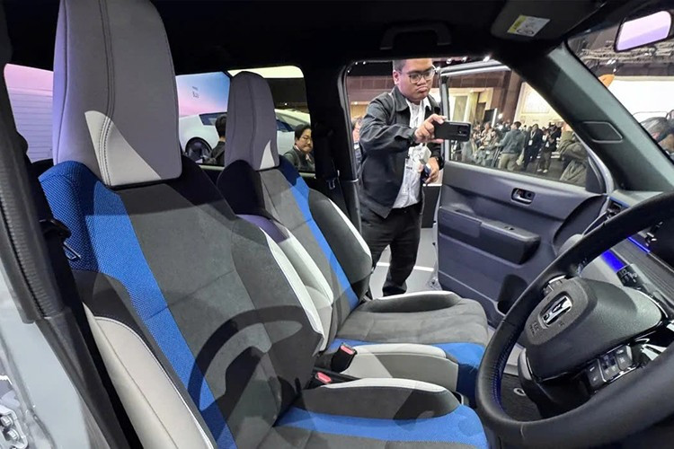 Động thái của Honda diễn ra trong bối cảnh đối thủ lớn nhất thế giới là BYD, họ vừa tung ra mẫu Racco tại Triển lãm Ô tô Tokyo 2025 vào tháng 10 vừa qua. BYD Racco được thiết kế như một "bản sao" hoàn hảo của N-Box nhưng chạy hoàn toàn bằng điện.