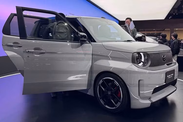 Hiện tại, xe vẫn đang vận hành với khối động cơ xăng 658 phân khối đặc trưng của dòng Kei-car, nhưng sức ép từ kỷ nguyên điện hóa đang buộc Honda phải thay đổi. Tại Nhật Bản, xe điện nói chung chỉ chiếm khoảng 2% thị phần, nhưng riêng phân khúc xe cỡ nhỏ chạy điện (Kei EV) lại đang tăng trưởng thần tốc.