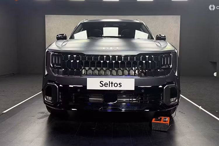 Sau khi mở bán tại thị trường Ấn Độ ngay đầu tháng 1/2026, Kia sẽ triển khai ra mắt Seltos 2027 lần lượt tại Hàn Quốc, Bắc Mỹ, châu Âu và Trung Quốc trong suốt năm 2026. Phiên bản tại Mỹ dự kiến được phân phối dưới tên gọi Seltos 2027. Dự đoán mẫu xe này cũng sẽ sớm lắp ráp tại Việt Nam.