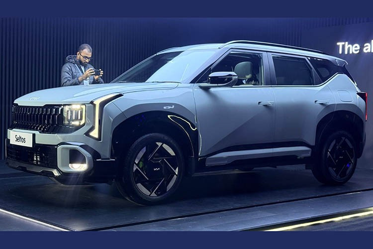 Về kích thước, Seltos thế hệ mới sở hữu vóc dáng lớn hơn rõ rệt so với mẫu cũ. Xe dài 4.460 mm, rộng 1.830 mm và có chiều dài cơ sở 2.690 mm, trở thành một trong những mẫu SUV dài và rộng nhất phân khúc.