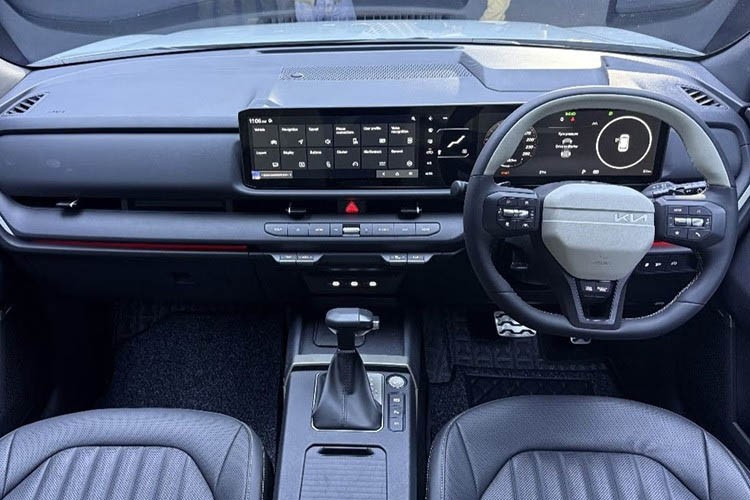 Ghế sau có ba tựa đầu chỉnh được, lưng ghế ngả và tỉ lệ gập 60:40. Xe cũng trang bị camera 360 độ và gói an toàn cao cấp với 24 tính năng tiêu chuẩn, bao gồm 6 túi khí, cân bằng điện tử ESP, kiểm soát lực kéo TCS và hệ thống hỗ trợ người lái ADAS cấp độ 2.