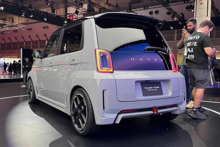 Ra mắt lần đầu từ năm 2011, Honda N-Box đã trở thành một hiện tượng văn hóa tại Nhật Bản nhờ thiết kế hình hộp tối ưu không gian và mức giá cực kỳ dễ tiếp cận, chỉ từ 1,7 triệu Yen (khoảng 11.000 USD). Tính riêng trong năm 2024, hơn 200.000 chiếc N-Box đã đến tay khách hàng, giúp mẫu xe này vượt mặt cả Toyota Corolla để giữ vững ngôi vương doanh số năm thứ ba liên tiếp.