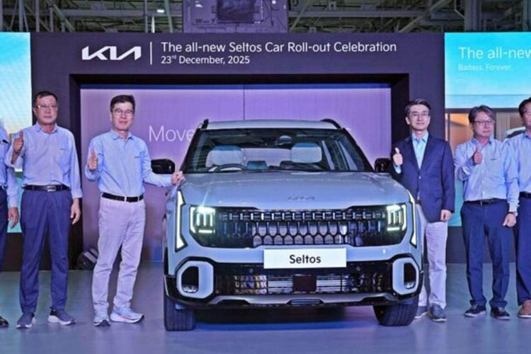 Kia Seltos 2027 mới sẽ sản xuất tại nhà máy Anantapur, bang Andhra Pradesh, Ấn Độ - đánh dấu bước chuẩn bị quan trọng trước thời điểm công bố giá vào ngày 2/1/2026. Theo kế hoạch, việc giao xe tới khách hàng sẽ được triển khai ngay sau đó. So với thế hệ tiền nhiệm, Seltos hoàn toàn mới được nâng cấp toàn diện cả về thiết kế, công nghệ lẫn trang bị an toàn