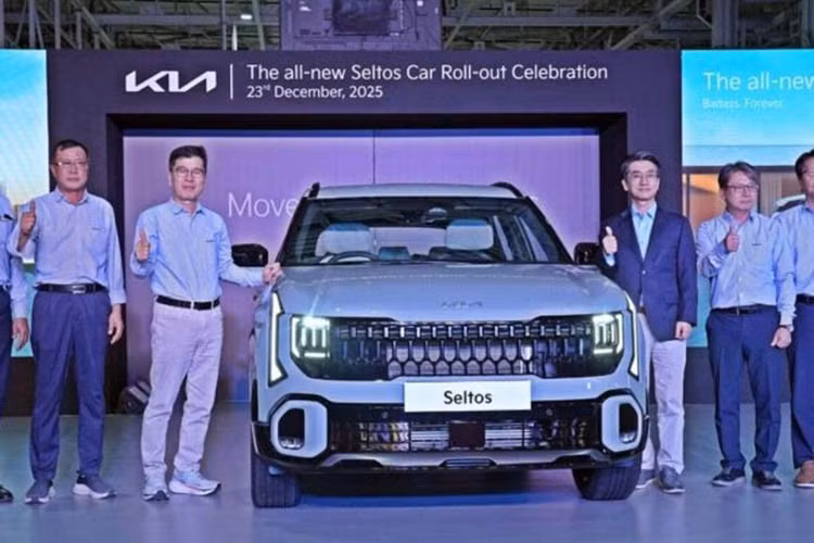 Kia Seltos 2027 mới sẽ sản xuất tại nhà máy Anantapur, bang Andhra Pradesh, Ấn Độ - đánh dấu bước chuẩn bị quan trọng trước thời điểm công bố giá vào ngày 2/1/2026. Theo kế hoạch, việc giao xe tới khách hàng sẽ được triển khai ngay sau đó. So với thế hệ tiền nhiệm, Seltos hoàn toàn mới được nâng cấp toàn diện cả về thiết kế, công nghệ lẫn trang bị an toàn