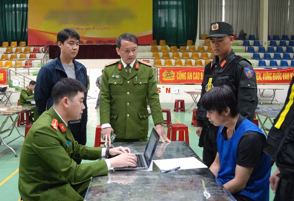 Đại tá Sầm Minh Hồ, Phó Giám đốc Công an tỉnh trực tiếp chỉ đạo công tác điều tra trong chuyên án lừa đảo xuyên quốc gia.