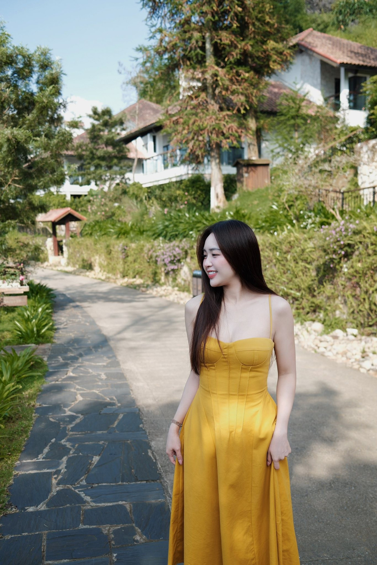 Tuy nhiên, điều khiến bài đăng của Lê Phương Anh trở nên đặc biệt hơn cả chính là sự xuất hiện của những bình luận 'lạ' từ một số fan nam.