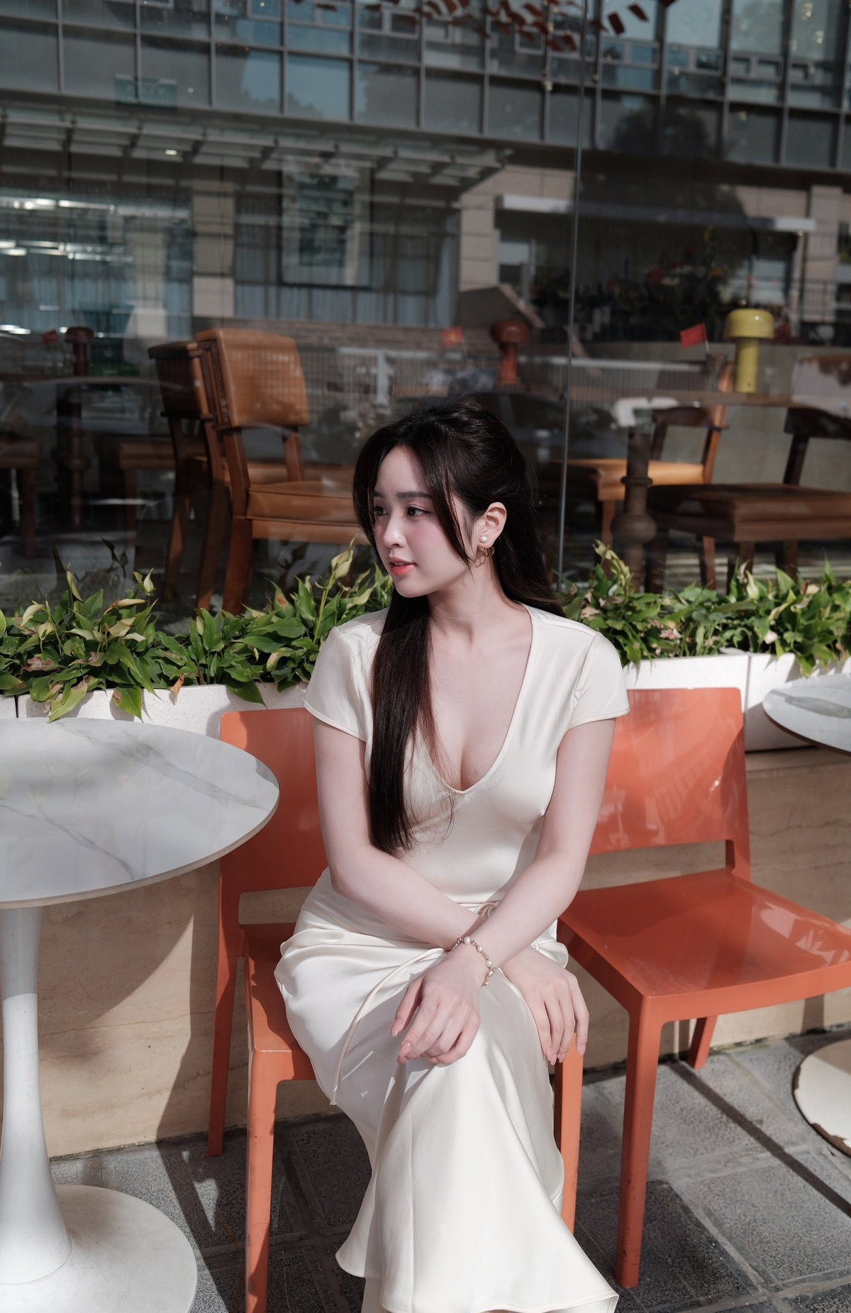 Điều này tạo cảm giác Phương Anh không phải là một hot girl xa lạ mà là một cô gái bình thường, đáng yêu. Sự giản dị ấy làm xóa đi khoảng cách giữa thần tượng và người hâm mộ, khiến họ cảm thấy có sự kết nối sâu sắc hơn. Ảnh sử dụng trong bài: FBNV