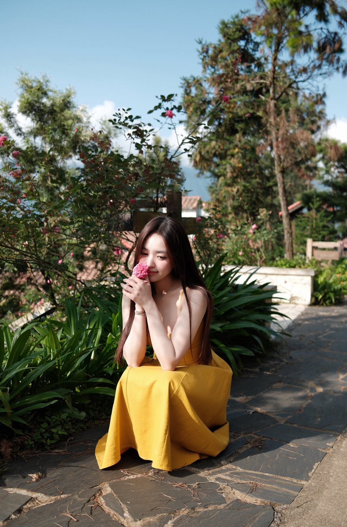 Một tài khoản bình luận: "Em mặc quần áo giản dị anh thấy hợp hơn"; "Vẫn thích ngắm Phương Anh mặc áo phông và quần short hơn. Trông vừa gần gũi vừa đáng yêu"... Những lời bình luận này không phải là chê bai hay phản đối, mà là một sự so sánh chân thật và đầy tinh tế, cho thấy một điều thú vị: vẻ đẹp gợi cảm, lôi cuốn có thể thu hút sự chú ý ngay lập tức nhưng vẻ đẹp giản dị, tự nhiên mới là thứ để lại ấn tượng sâu sắc và lâu dài.