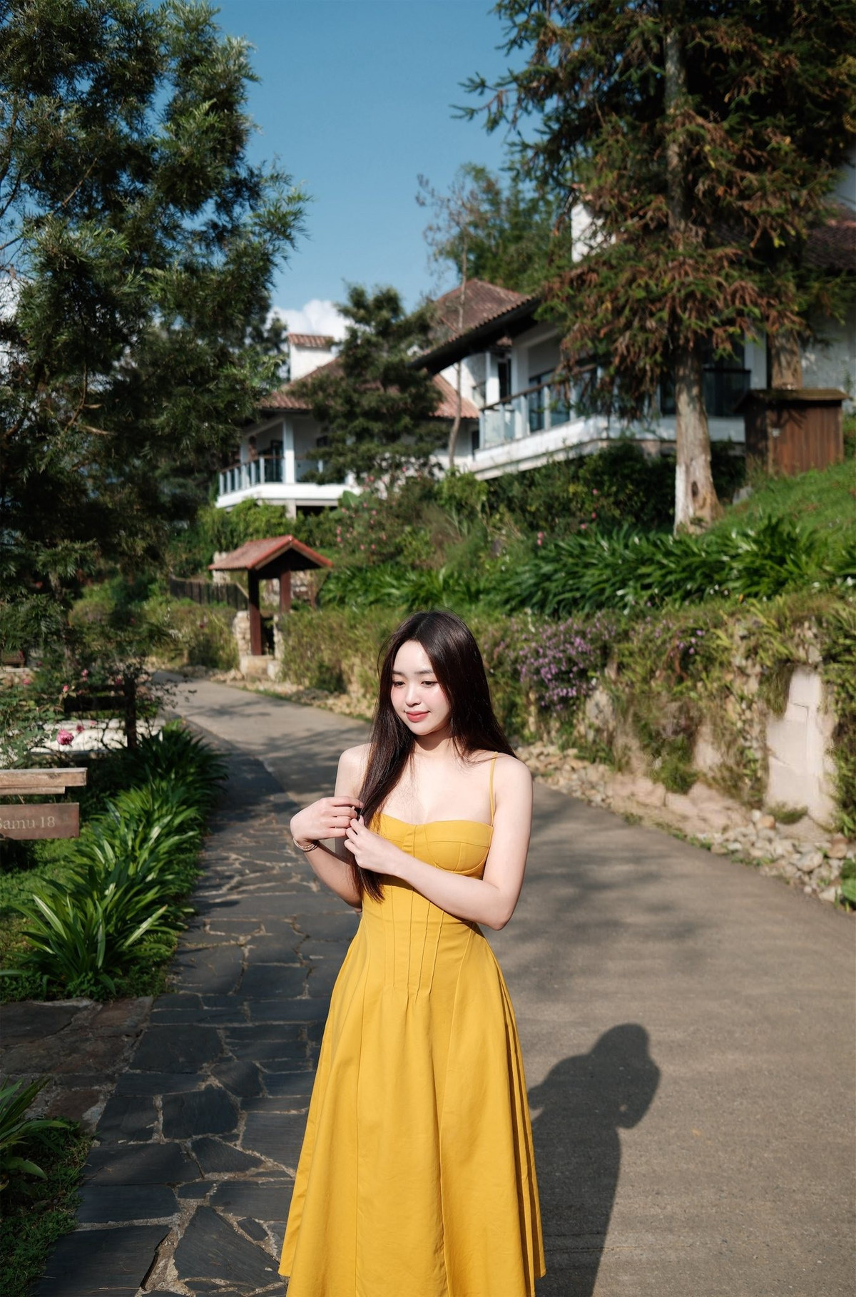 Giữa vô vàn lời khen về bộ bikini nóng bỏng, một vài ý kiến thật thà bày tỏ sự ưu ái của họ đối với một phong cách hoàn toàn khác: phong cách giản dị của Lê Phương Anh.