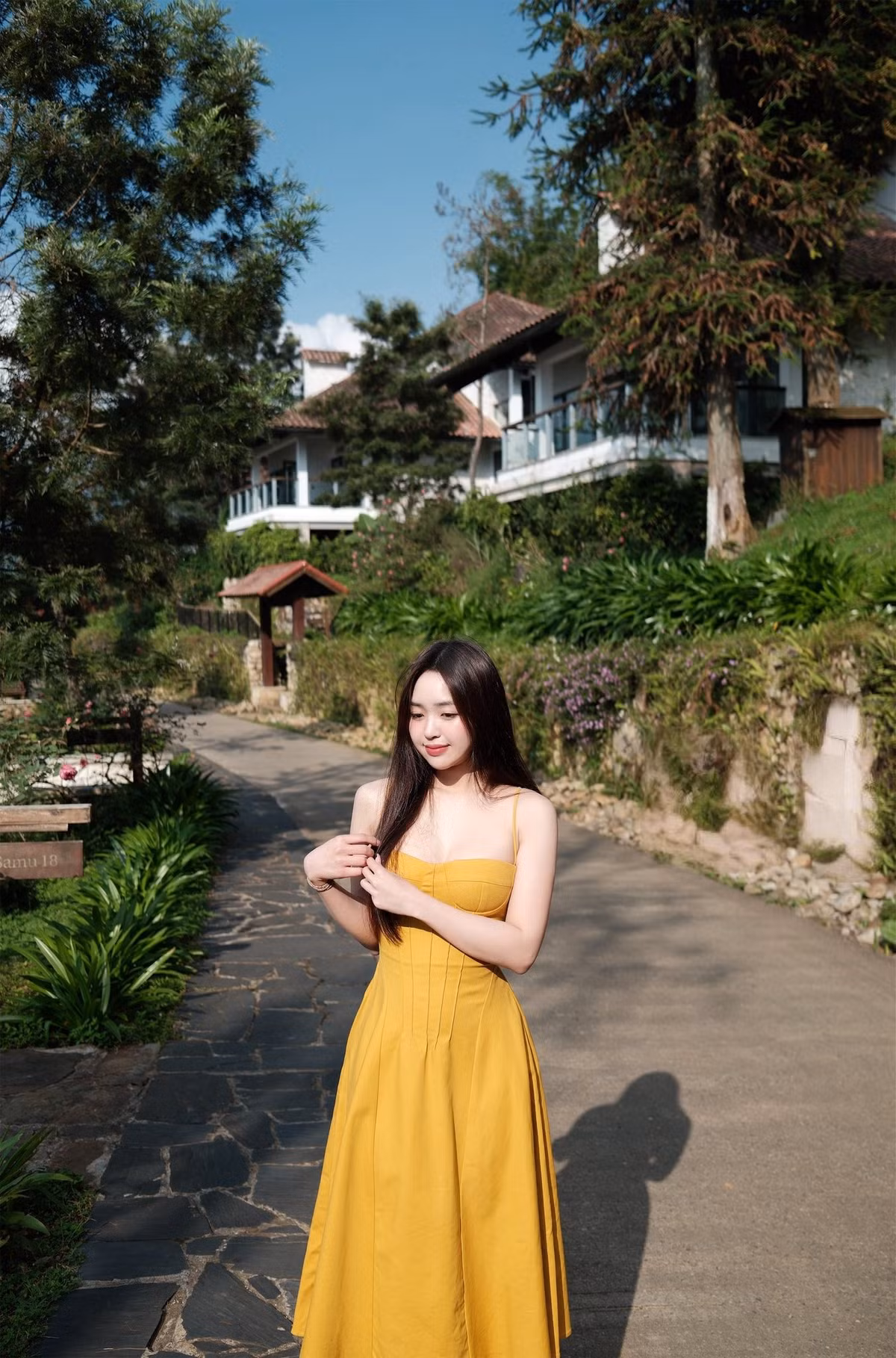 Giữa vô vàn lời khen về bộ bikini nóng bỏng, một vài ý kiến thật thà bày tỏ sự ưu ái của họ đối với một phong cách hoàn toàn khác: phong cách giản dị của Lê Phương Anh.